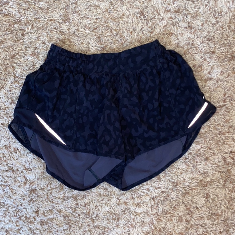 Lululemon 2.5 inch hotty hot